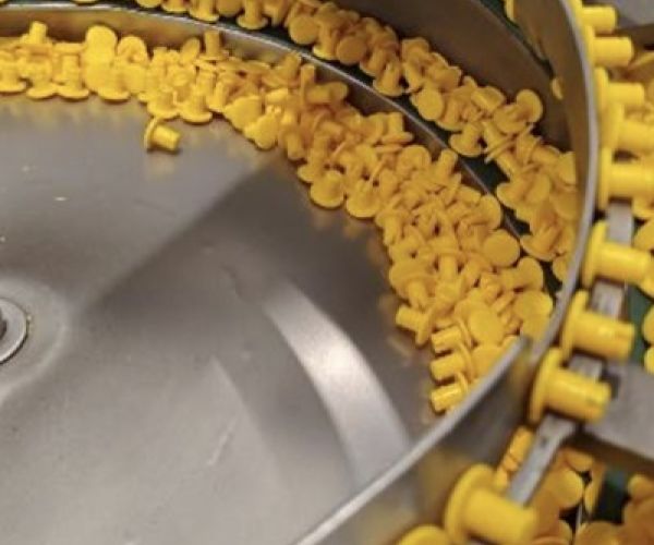 HOHER GRAD AN AUTOMATISIERUNG FÜR DAS SPRITZGIEßEN VON ENERGIEFÜHRUNGSKETTEN AUS KUNSTSTOFF
